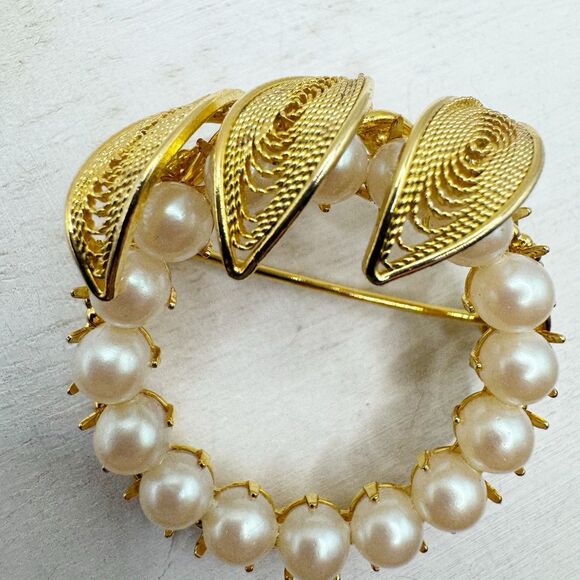Hobe Vintage Pearl Circle Brooch With Filigree Leaves Gold Wreath Signed Costume - Picture 5 of 11